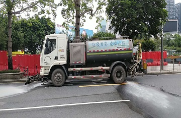 灑水車(chē)“客串”消防車(chē)，協(xié)助撲滅自燃小汽車(chē)